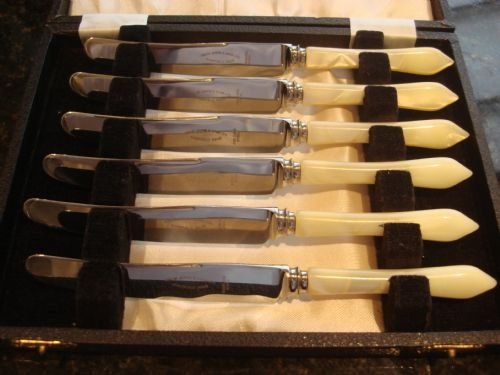 1940's set of 6 butter or cheese knives with pearlised composite handles and stainless blades in the original fitted case