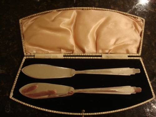 sheffield 1941 solid silver pair of art deco butter knives in original fan shaped case